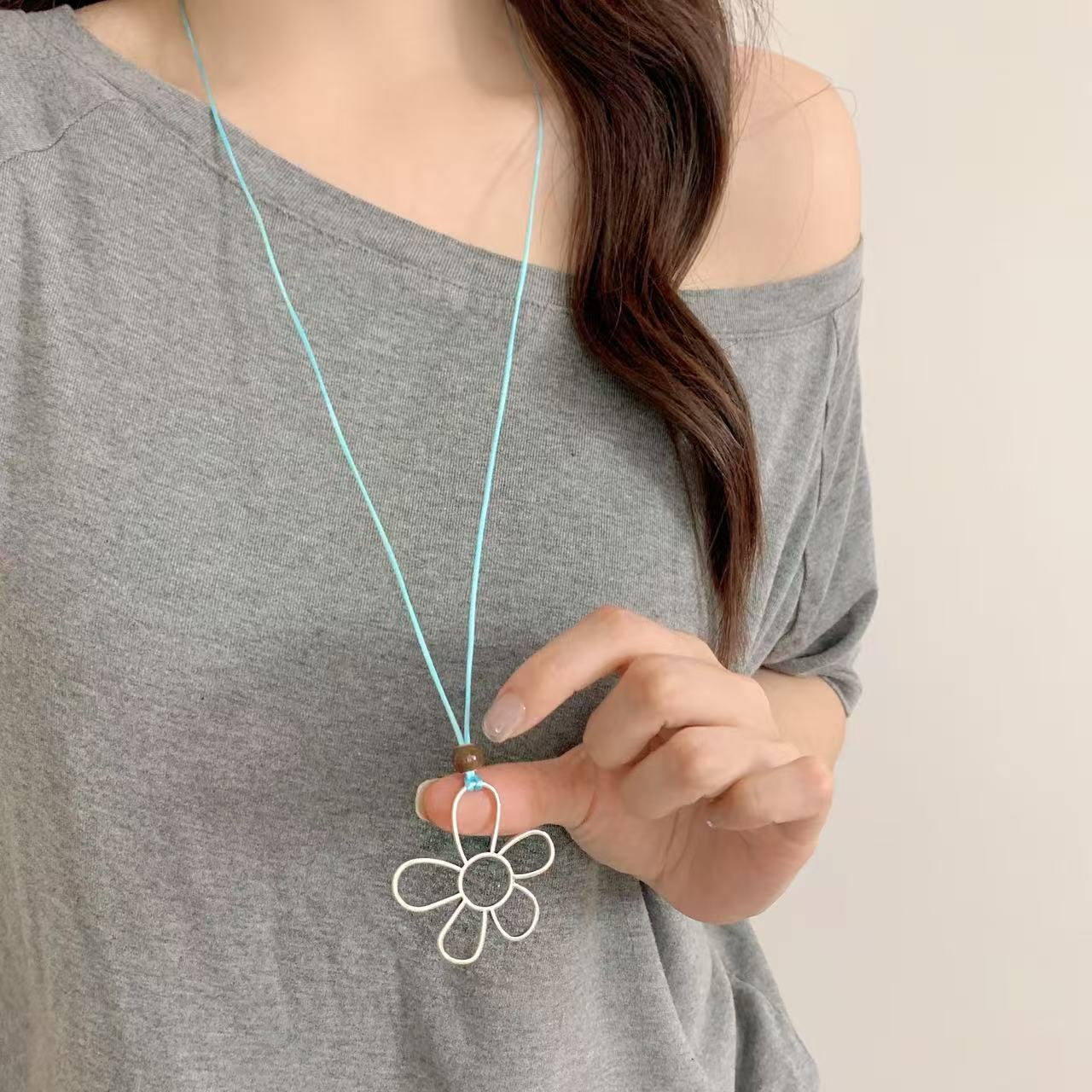 Korean-style, elegant, hollowed-out silver flower stacked necklace, Baroque pearl pendant, collarbone chain, simple sweater chain Application Scenario