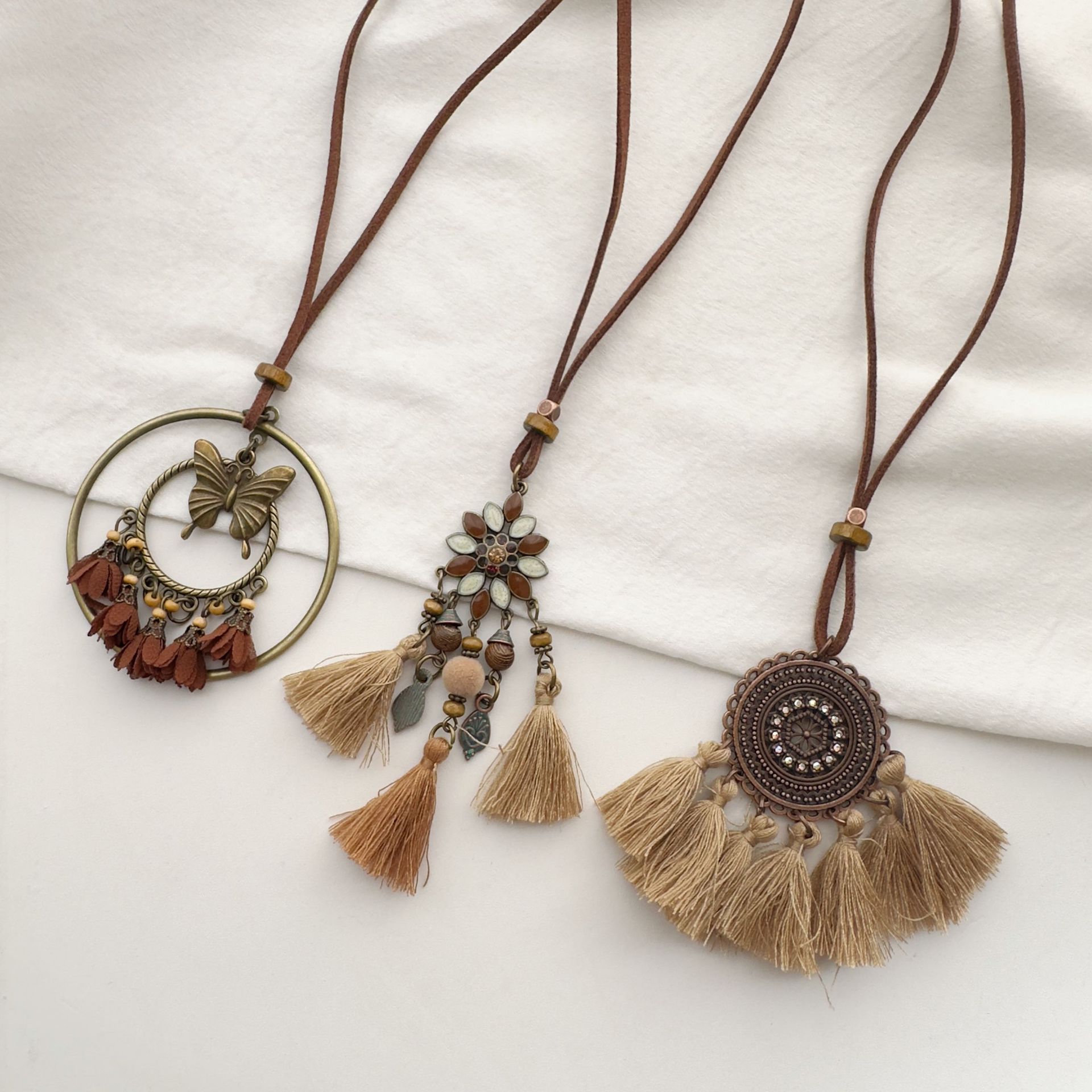 Wholesale of European and American coffee-colored retro necklaces, Bohemian ethnic style Su pendants, sweaters and chain-like necklaces details Picture