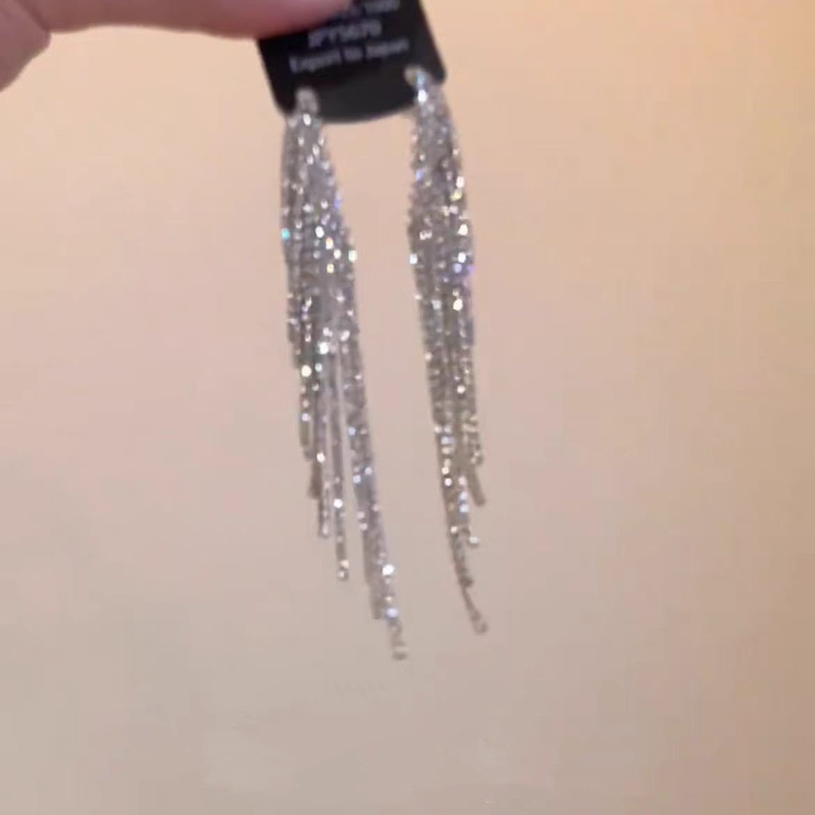 Full-diamond, super shiny long tassel earrings, women's light luxury style, niche design sense, 2025 new stud earrings, Korean-style earrings Application Scenario