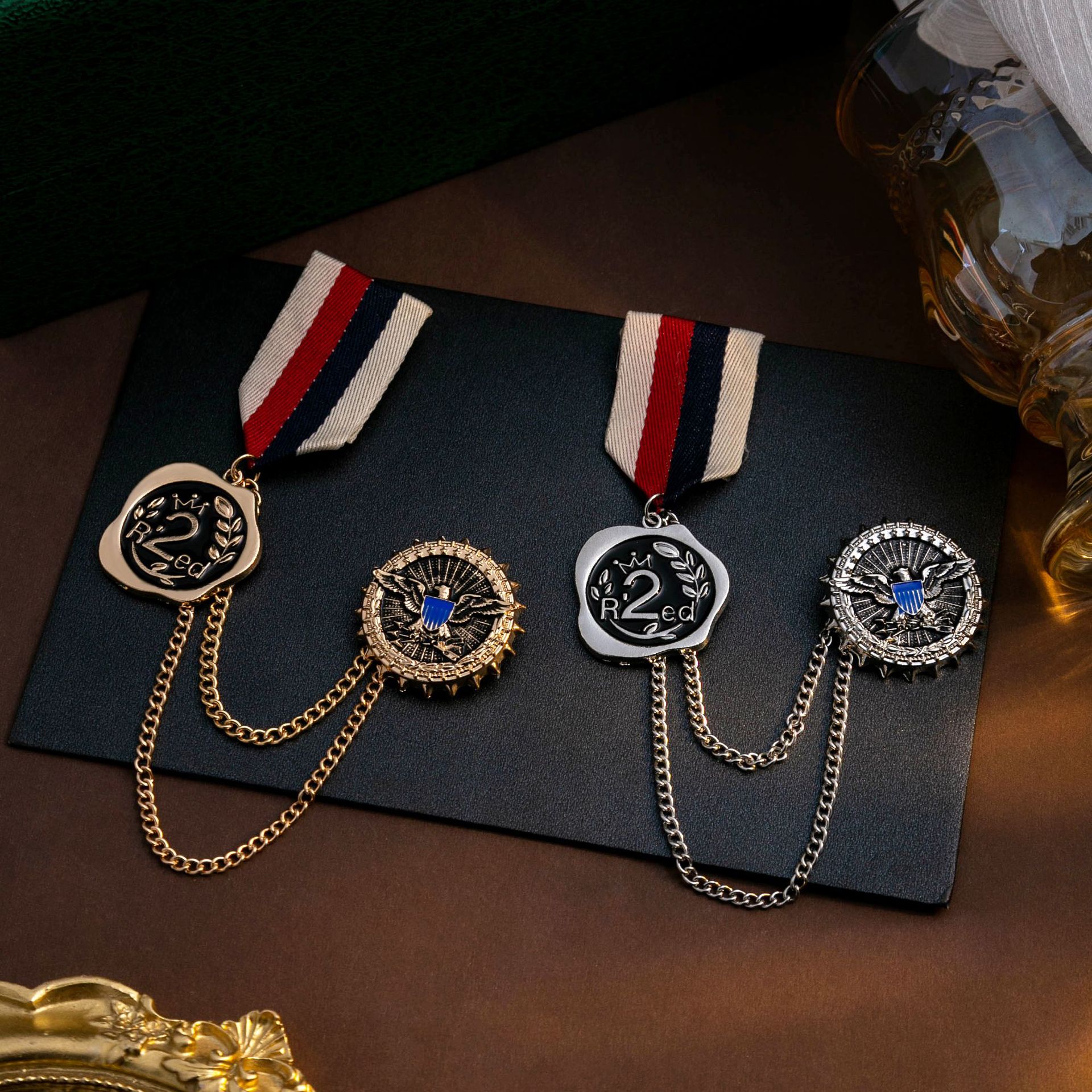 British-style retro medal, double-tassel chain brooch, personalized geometric round suit accessory brooch wholesale full figure
