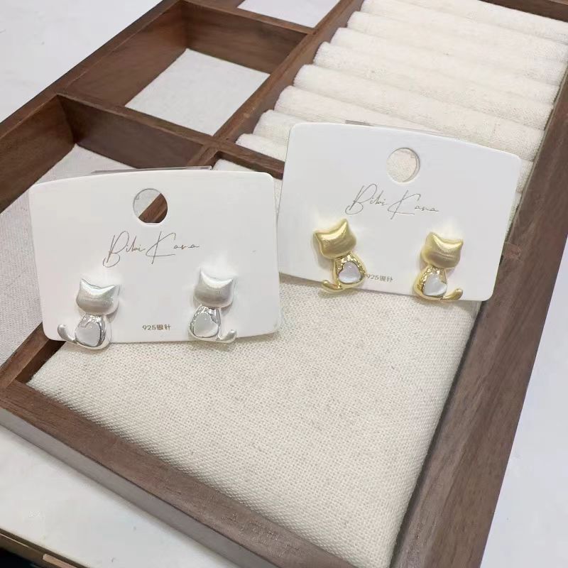 Cute back view, little cat heart, cat eye stone ear studs, female cartoon, childlike fun, 2025 best-selling daily versatile earrings Application Scenario