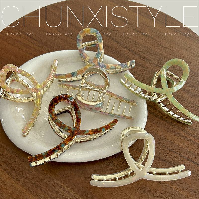 French acetate hairpins for women 2023 summer, new high-end style, large hairpin, shark clip headwear at the back of the head Application Scenario