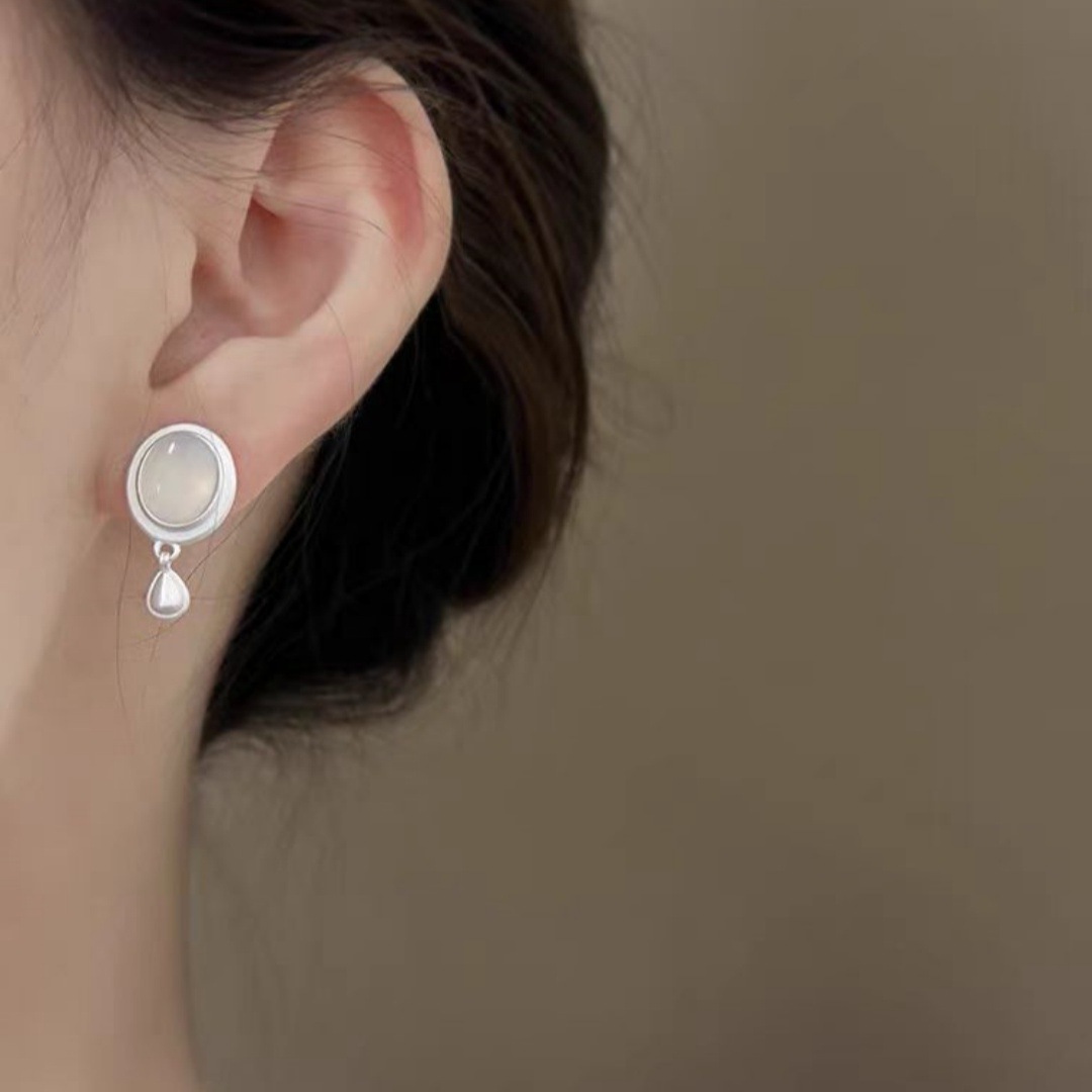 Cool moonlight ~ Exquisite French retro metal teardrop earrings, high-end and niche design, fairy-like stud earrings for women Application Scenario