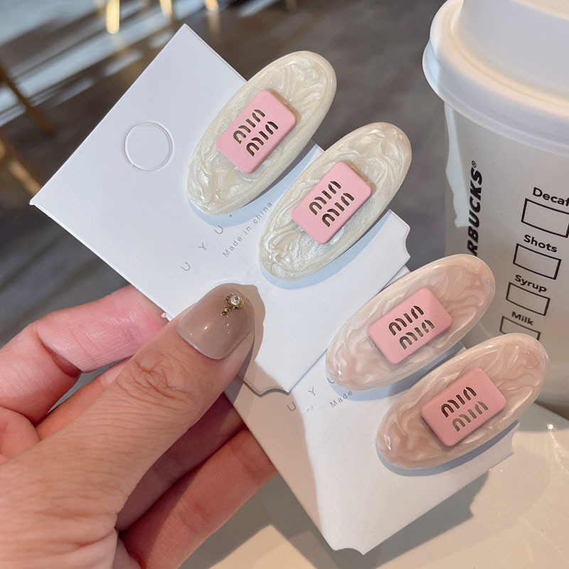 Korean miumiu letter small hair clips, women's ins style, high-end look, duckbill clips, bangs clips, new side clips details Picture