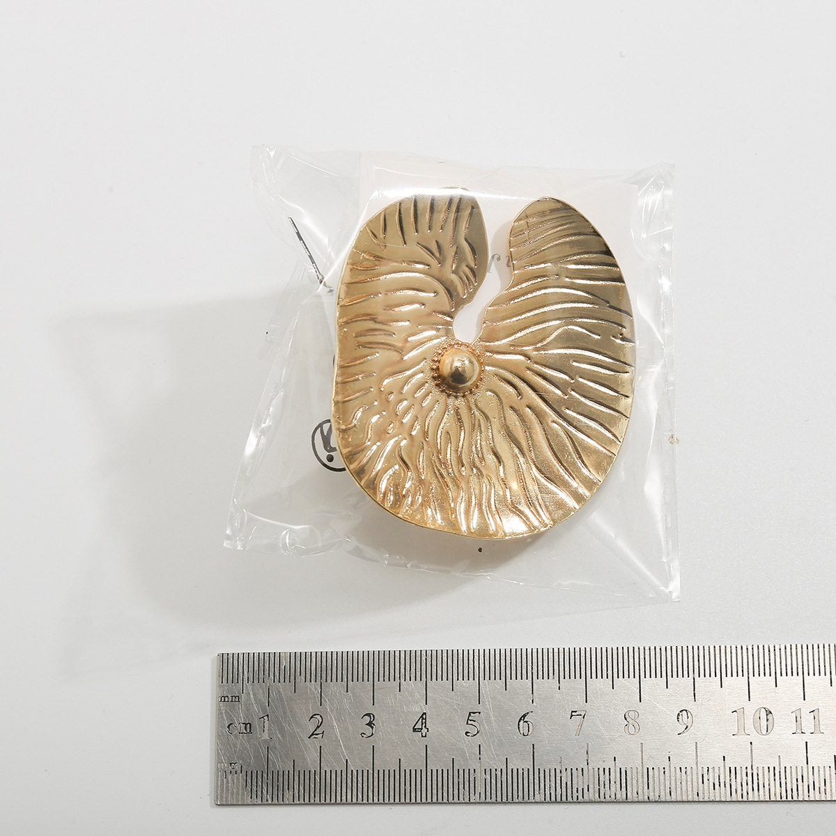 European and American exaggerated punk cyberpunk style metal jewelry, retro lotus leaf large leaf ring Application Scenario