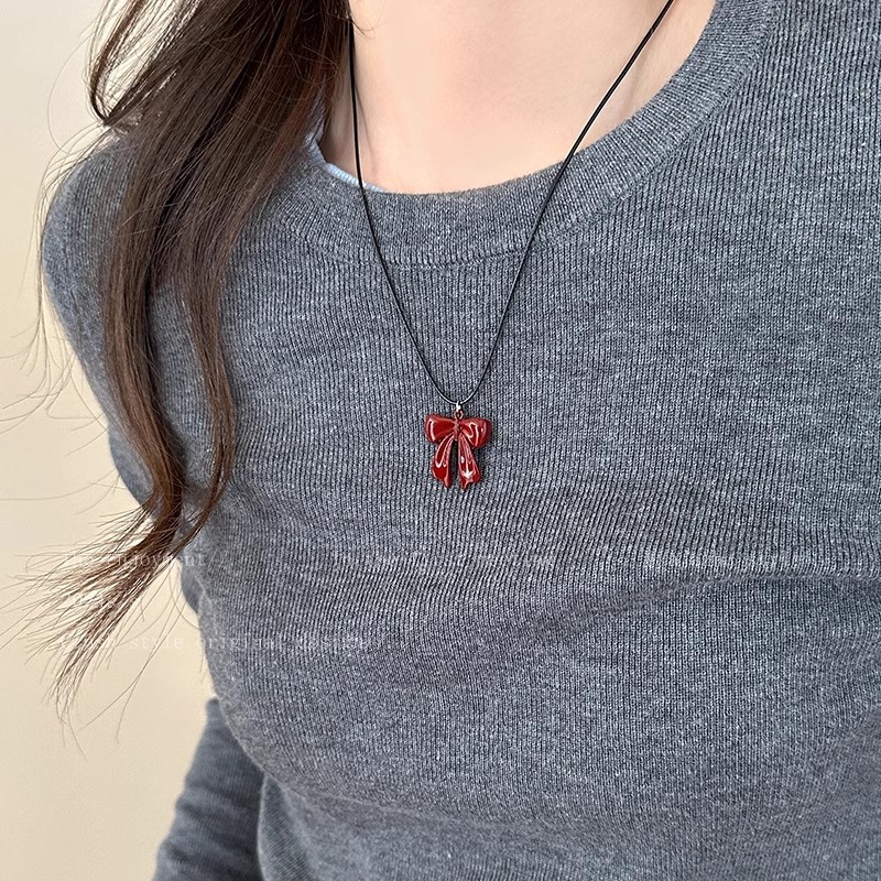Ankela Red necklace is a niche new minimalist and versatile style. It features a black leather rope neckchain with a bow and a layered women's collarbone chain Application Scenario