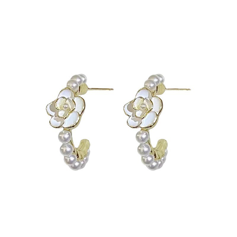 French retro style camellia C-shaped pearl stud earrings for women, a unique, gentle, fashionable and high-end style, new model 2025 Item Picture