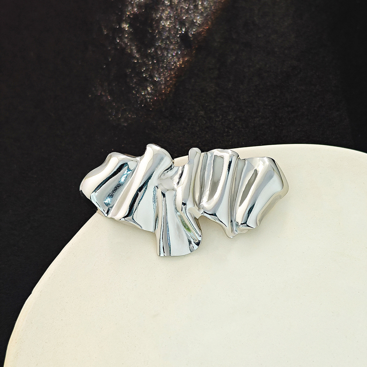European and American creative little angel pleated brooch, light luxury and high-end, simple smooth metal style fashionable clothing pin Specification drawing