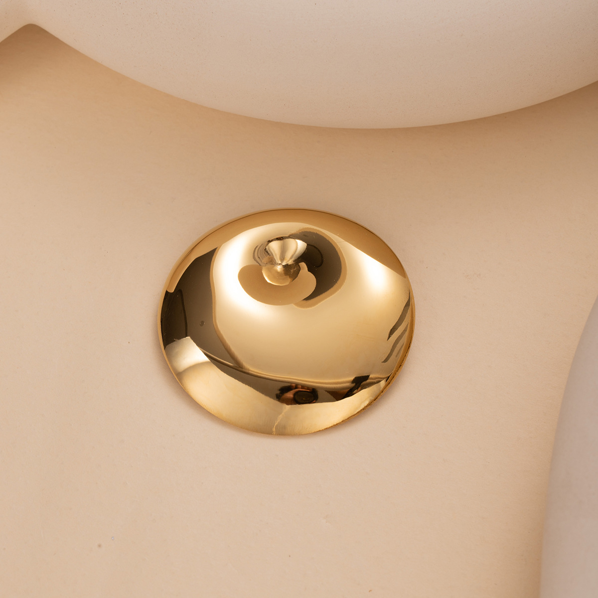 The European and American metal style concave-convex round brooch with a high-end feel, the Maillard pin with a light luxury and fashionable niche accessory Specification drawing