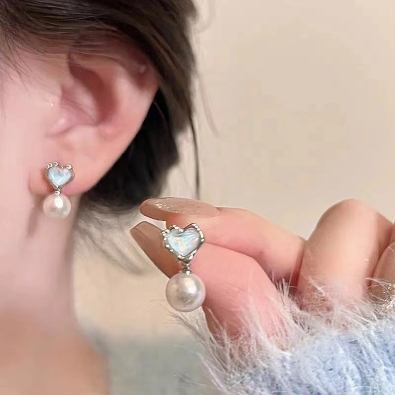 Gentle style ~ Blue heart-shaped pearl stud earrings, a new style for women in 2025, versatile and high-end earrings, and trendy Instagram earrings full figure