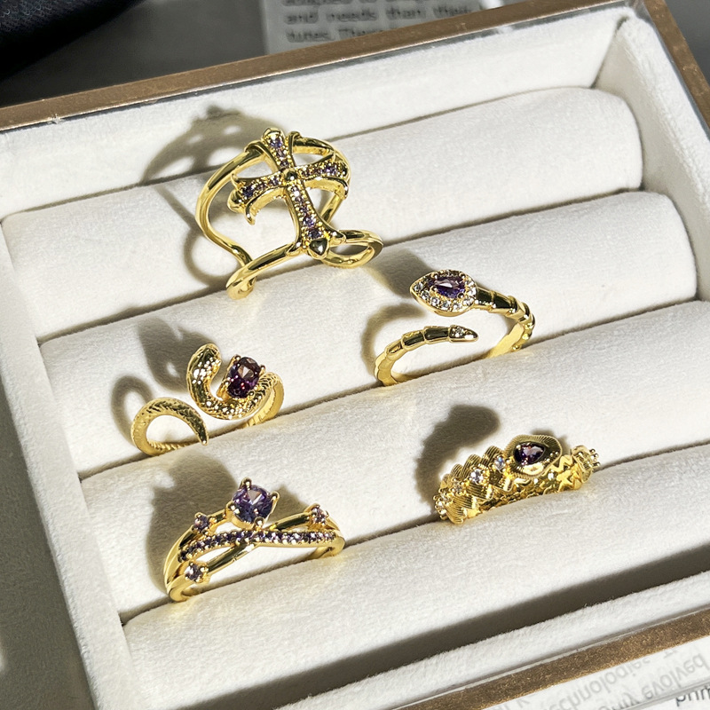 A retro cross snake-shaped purple diamond open ring with a high level of appearance, a sweet and cool, cold and elegant style ring for the ninth girl Specification drawing