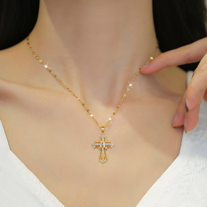 【 Titanium Steel 】 Cross light Luxury style, luxurious full diamond necklace, versatile collarbone chain for female Internet celebrities, titanium steel chain details Picture