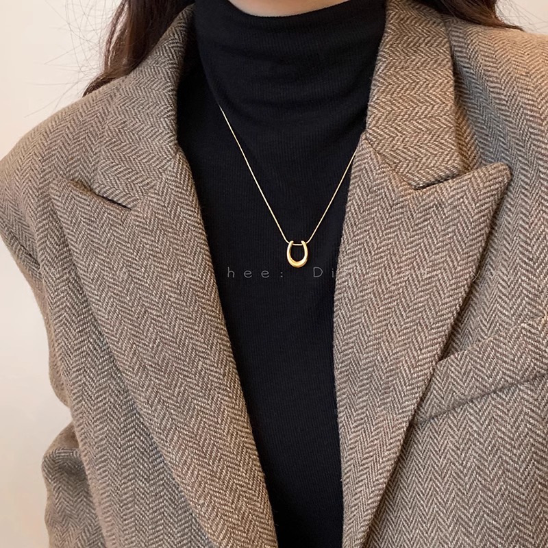 The U-shaped horseshoe pendant necklace with a design sense, a new 2024 women's light luxury and niche collarbone chain accessory hoodie chain full figure