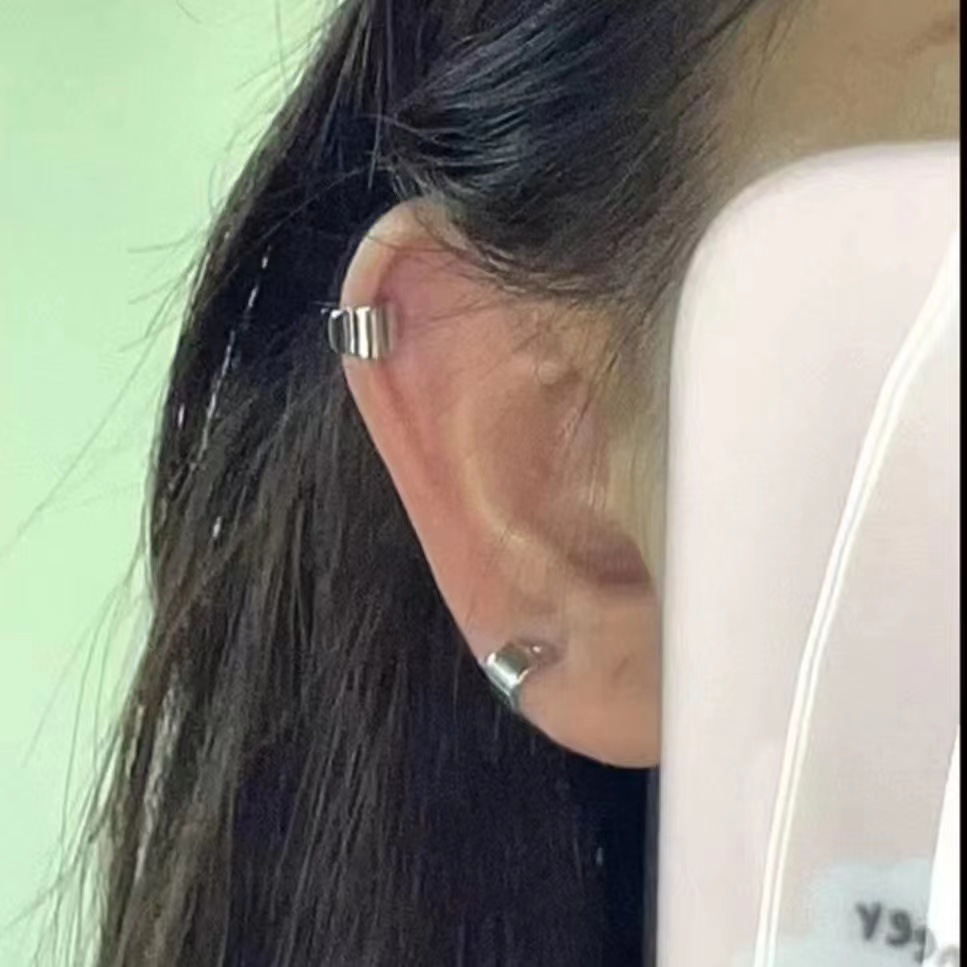 Simple and versatile small C-shaped ear studs for women, 2023 new ins trendy daily, niche and personalized design ear bone studs details Picture