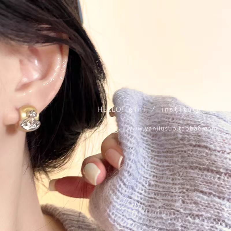 Western Queen Saturn brushed earrings for women, high-end retro earrings, Korean style, niche design, unique and elegant stud earrings Specification drawing