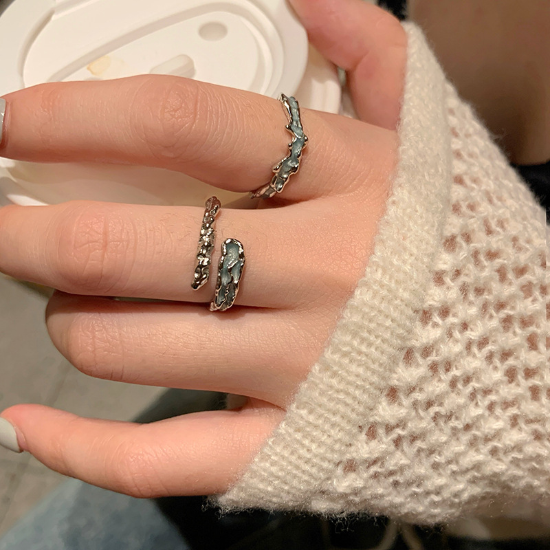 A high-end mint color irregular texture open ring, a light luxury and niche design for women, a fashionable and individual couple ring full figure