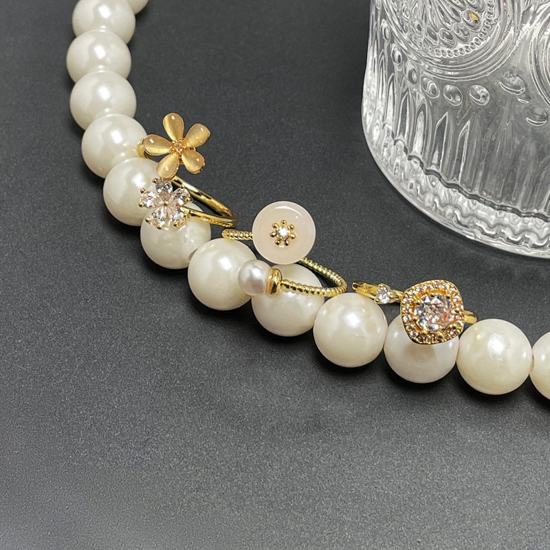 A retro flower-shaped, rotatable square diamond, fashionable open ring, a female imitation jade, sweet, cool, exquisite and versatile ring Application Scenario