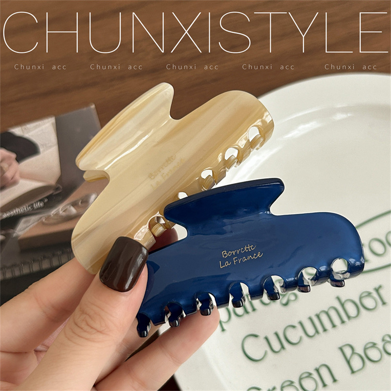 The new 2024 high-end autumn and winter style of the French acetate hairpin for women, featuring a wavy, grabber and shark clip hair accessory Application Scenario