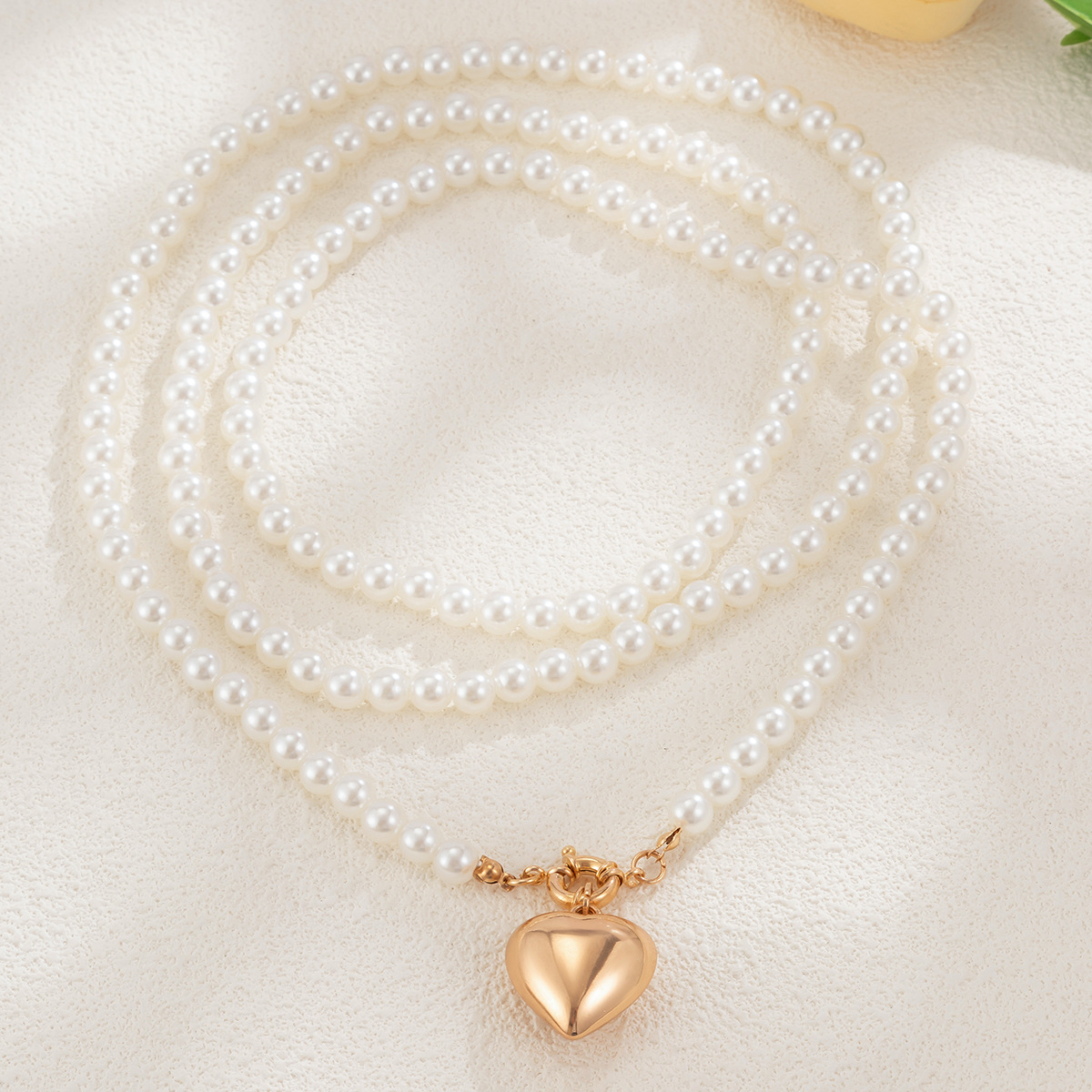 European and American cross-border jewelry ins hollowed-out heart-shaped pendant, pearl imitation collarbone chain, personalized and versatile multi-layer necklace Application Scenario