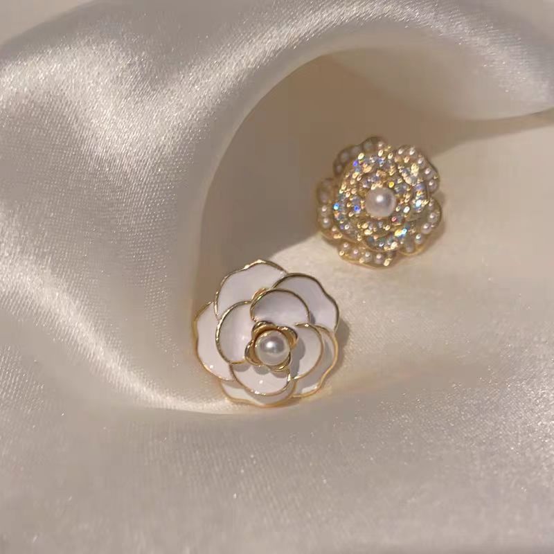 Light luxury high-end design earrings, asymmetrical camellia stud earrings, goddesses' temperament, gentle and romantic earrings Specification drawing