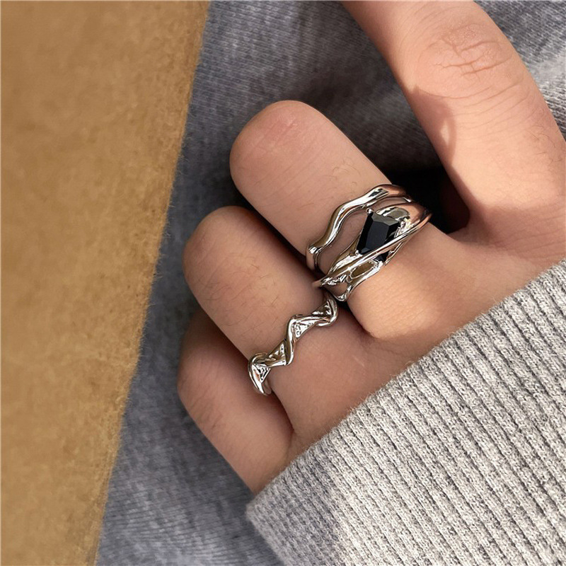 The plain ring texture open ring features a simple, fashionable, niche and cold design. It is adjustable and can be stacked as an index finger ring full figure