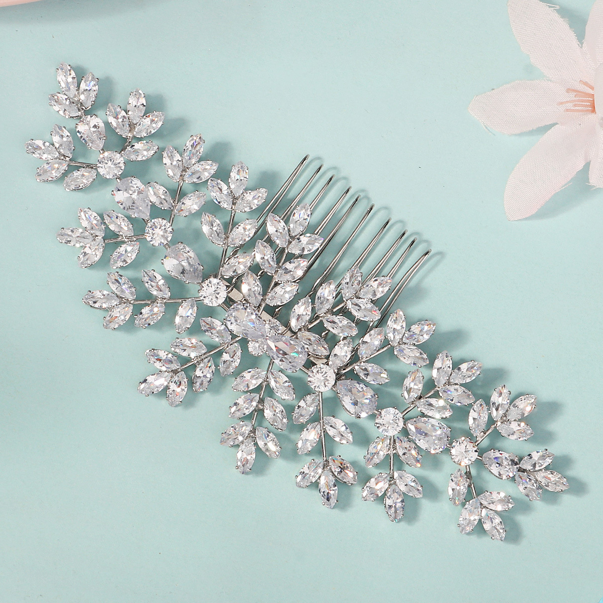 European and American bridal hair accessories, zircon hair combs, women's high-end style, versatile wedding headwear, banquet and party accessories, updo hair tips and combs Application Scenario
