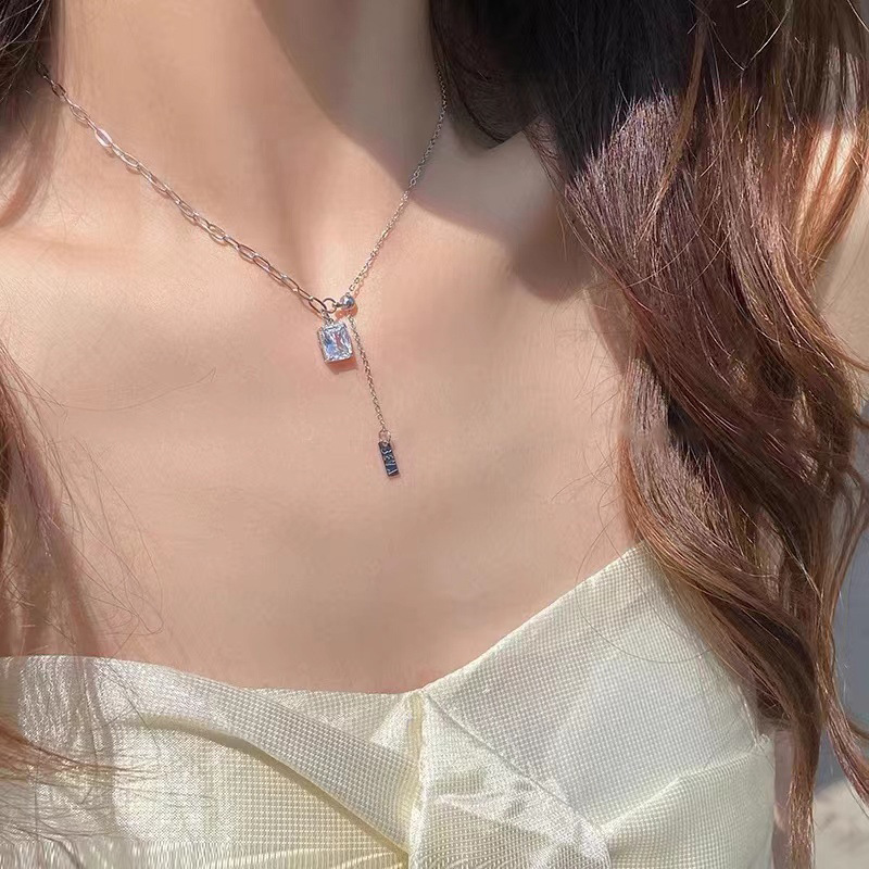 Geometric Zircon necklace for women, with a unique design sense, light luxury and simple style. 2023 new collarbone chain gift Application Scenario