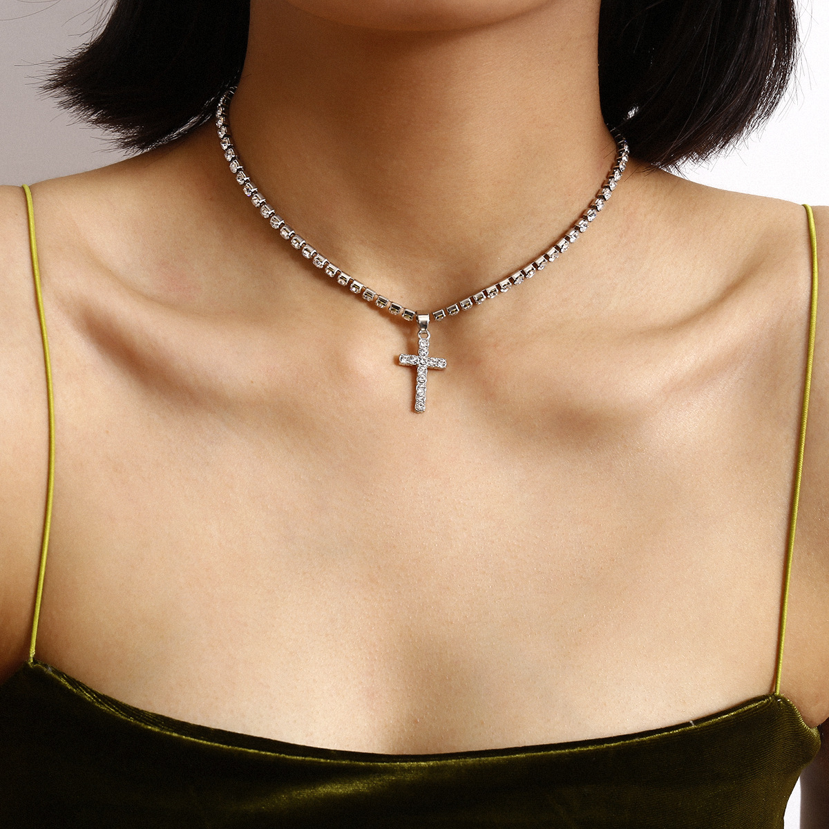 European and American cross-border jewelry, personalized and creative, simple style necklace, short collarbone necklace with full diamonds and crosses, for women Specification drawing