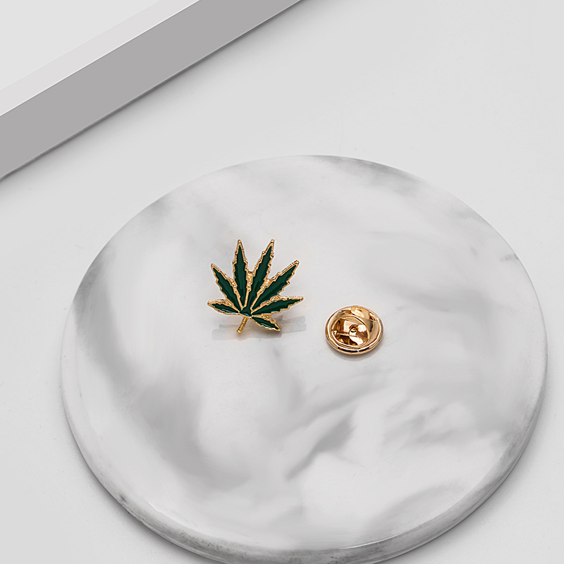 European and American retro brooches and pins, personalized and creative maple leaf alloy oil-dripping leaf badges, direct sales from the manufacturer Specification drawing