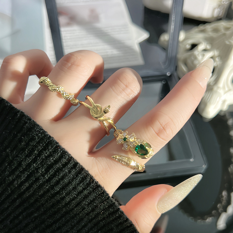 A green diamond snake-shaped brushed opening ring in the style of Chinese fashion for women, a delicate and versatile index finger ring wrapped around the zodiac year's spirit snake Application Scenario