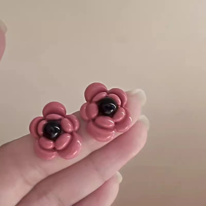 2025 New French pink camellia earrings for women, light luxury, niche, versatile and elegant flower stud earrings wholesale full figure