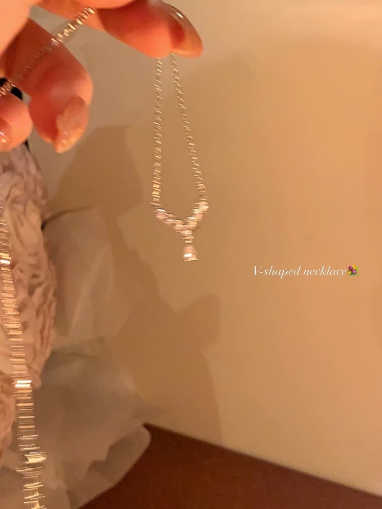 Sparkling letter V Zircon necklace for women, light luxury, niche fashion, versatile necklace, design sense collarbone chain Application Scenario