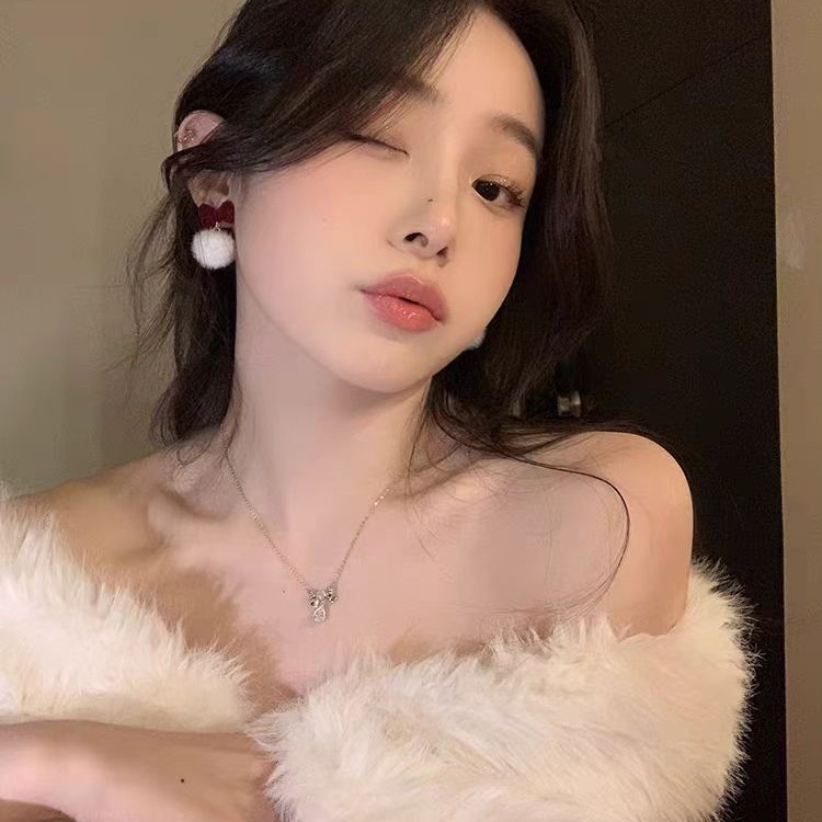 Autumn and winter New Year Red velvet bow plush earrings, 2025 New style bestseller stud earrings, unique pom-pom earrings for women Application Scenario