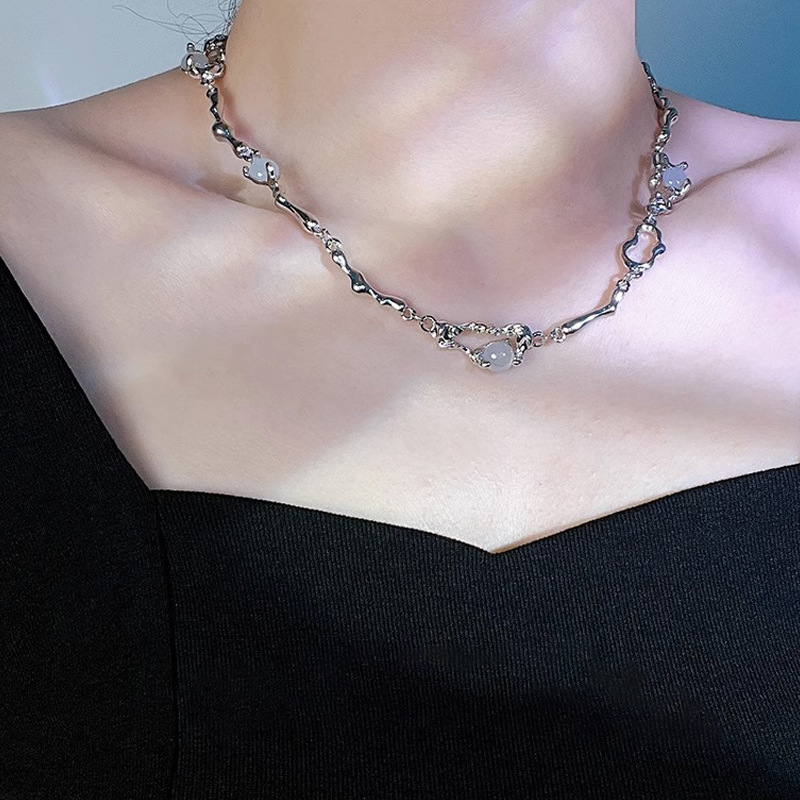 Niche design moonstone brooch necklace for women on Instagram, cold and cool style, sweet and hot girl collarbone chain 2023 new details Picture