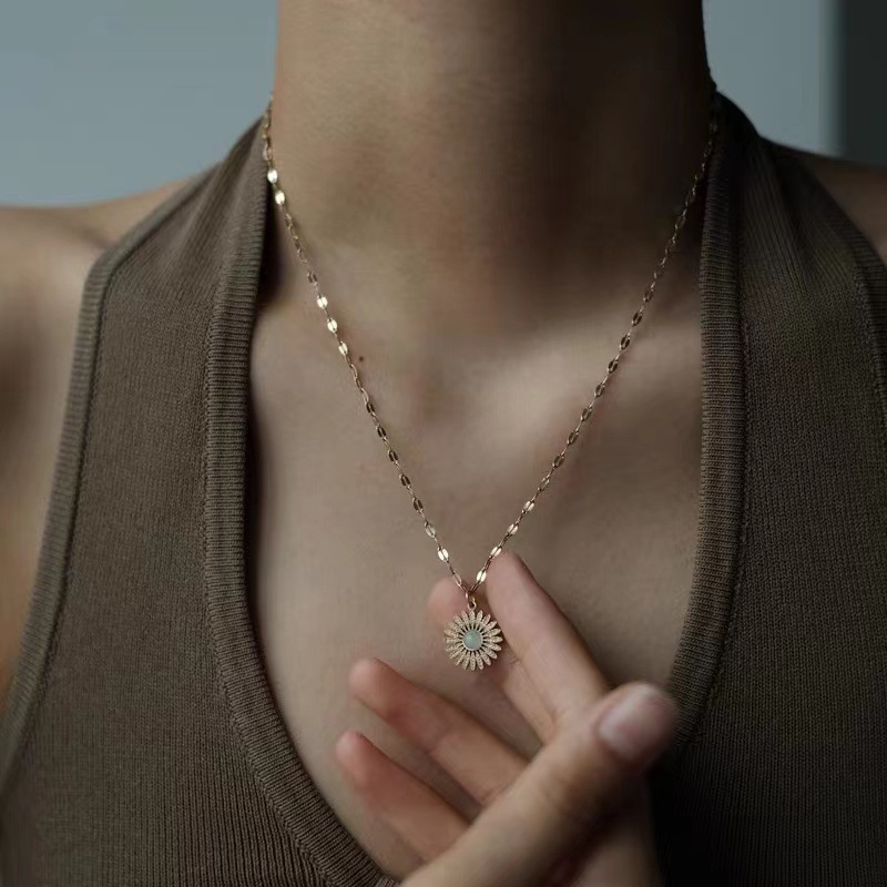 The micro-inlaid zircon necklace, women's collarbone chain, light luxury sunflower green, elegant and trendy accessory, new style details Picture