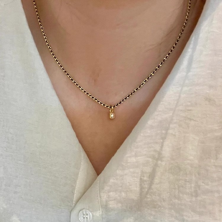 2025 New retro black gold cube sugar necklace for women, small pink diamond chain, light luxury Cuban collarbone chain full figure