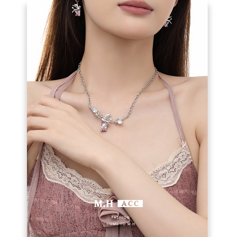 ins Pink zirconium bird necklace accessory for women, sweet and cool summer style zirconium collarbone chain, fashionable and niche design necklace details Picture
