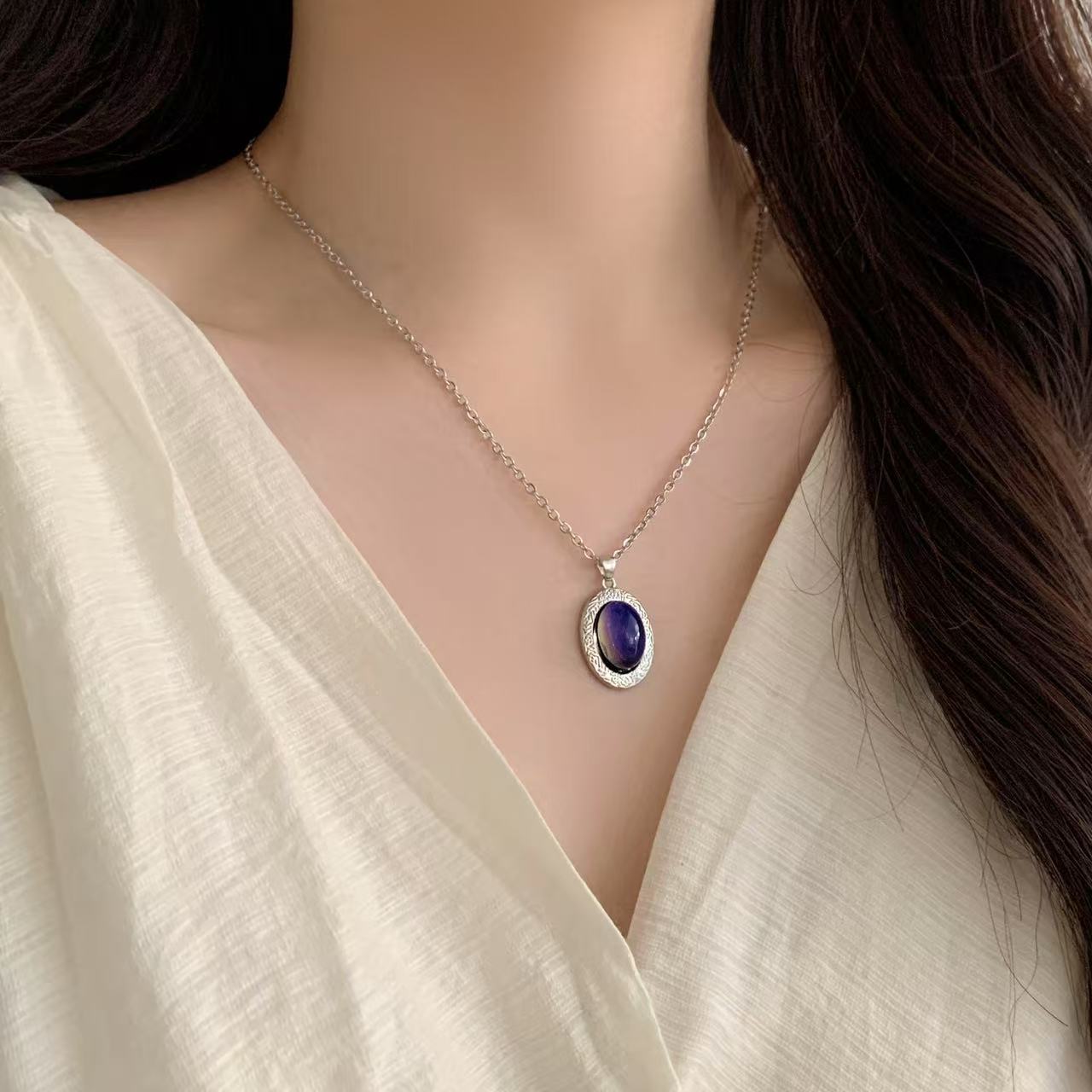 A niche design temperature-sensitive color-changing stone necklace for women, a new 2025 tiger's eye stone collarbone chain necklace details Picture