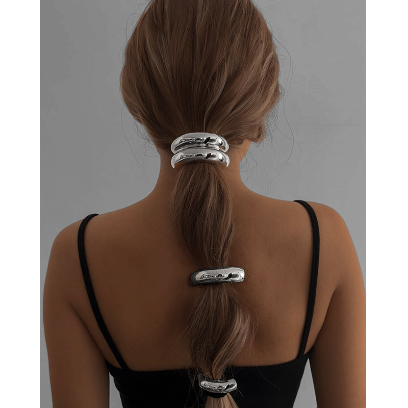 New cross-border hair clips from Europe and America, personalized alloy glossy hair ties, simple color retention, wear-resistant leather bands, hair ties, and hair accessories for women Application Scenario