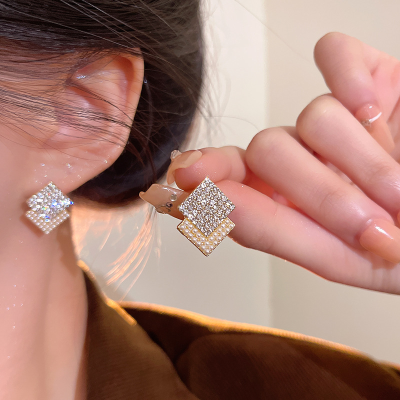 Micro-inlaid geometric patchwork pearl earrings for women, Korean retro and simple stud earrings, classic and popular earrings on the Internet details Picture