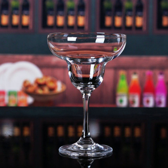Crystal high-footed cocktail glass, shallow dish champagne glass, glass V-shaped Martini spirits champagne glass details Picture