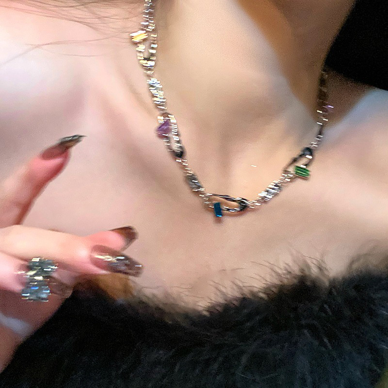 Not bound by actions! Colorful crystal spliced necklace with a unique design collarbone chain, 2023 new women's summer style full figure