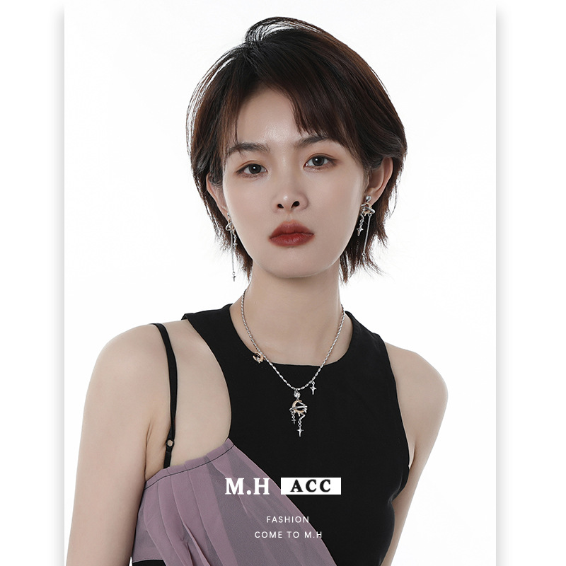 Original golden crescent necklace, summer women's high-end and fashionable four-pointed star collarbone chain, artistic and retro necklace Specification drawing