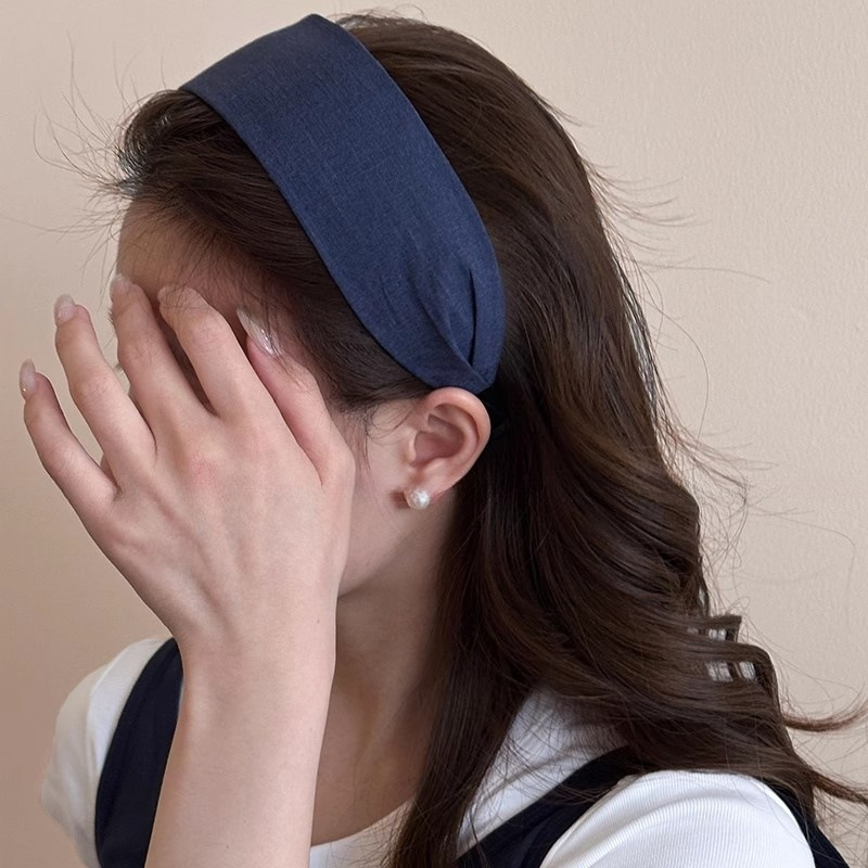 Blue checkered wide-edge headband for women, 2025 new style with teeth, anti-slip face-washing headband, simple headwear details Picture
