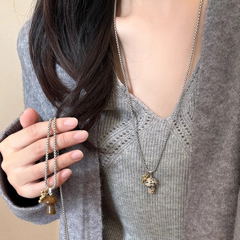 Spotted tiger's eye mushroom pendant necklace for women, no color fading, versatile, long collarbone chain, the same style as the trendy sweater chain full figure