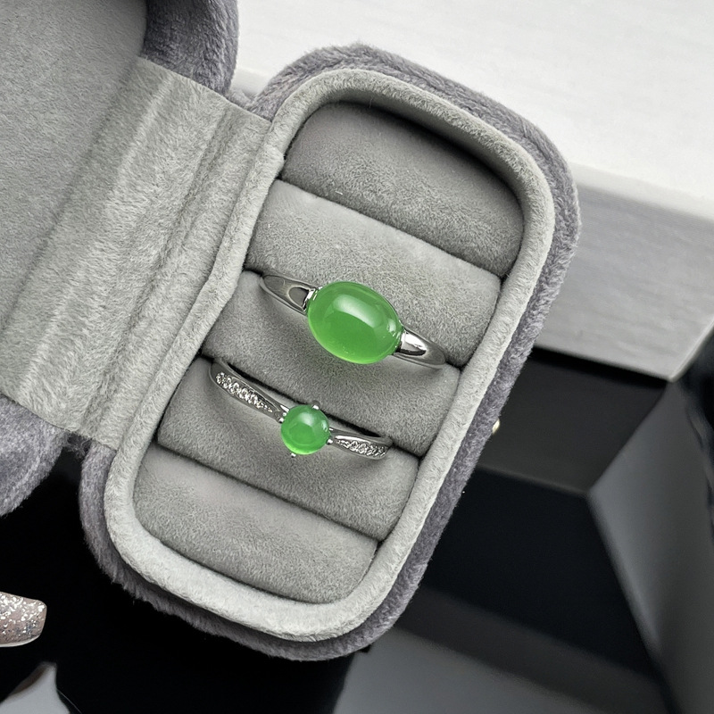The new mid-style emerald-like plain ring for women can be adjusted to exude a retro charm and a sense of high-end fashion Specification drawing