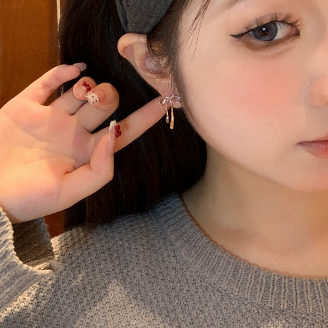 Cold bow ribbon earrings for women, simple, exquisite and cold style. Silver stud earrings, fashionable and versatile, elegant earrings Application Scenario