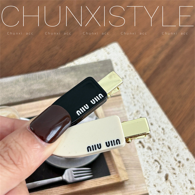 A new high-end forehead fringe clip headwear with a sweet and cool high-end look. It features a seamless acetic acid edge clip on the side of a girl's hair Application Scenario