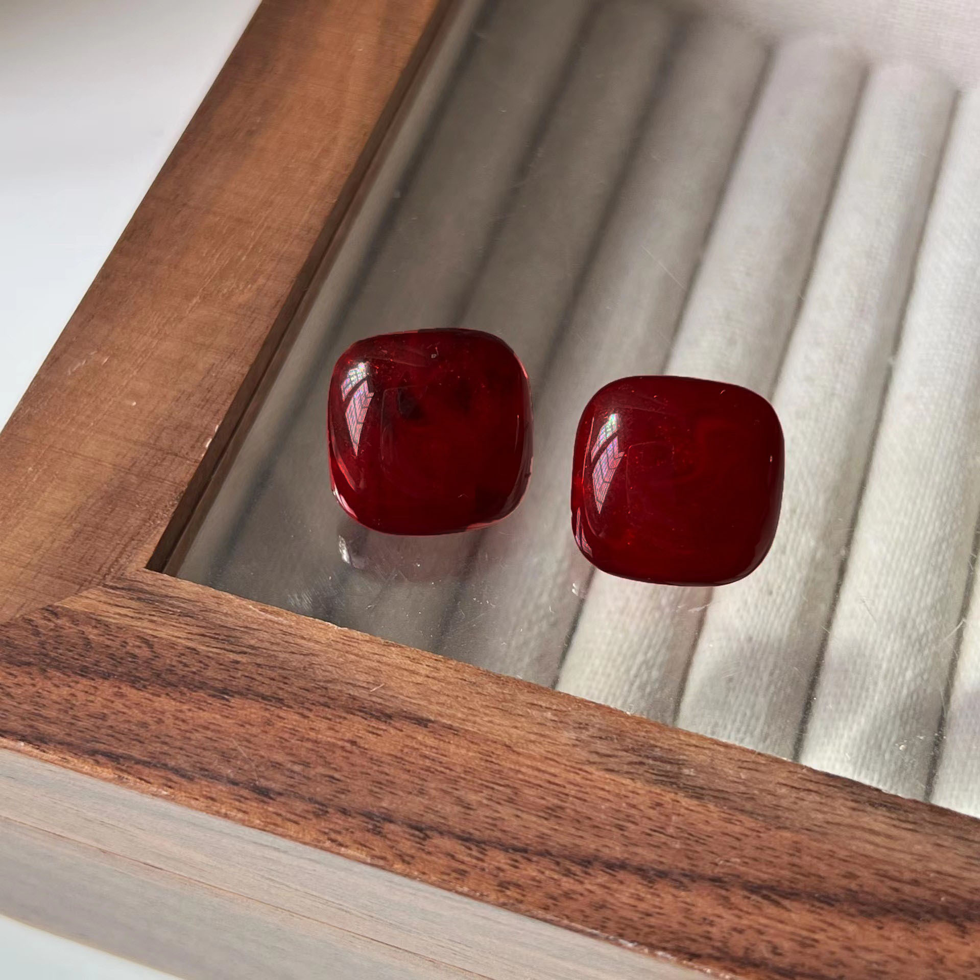 Looking fairer! Ankola red heart-shaped stud earrings, elegant and sophisticated, simple and versatile earrings Specification drawing