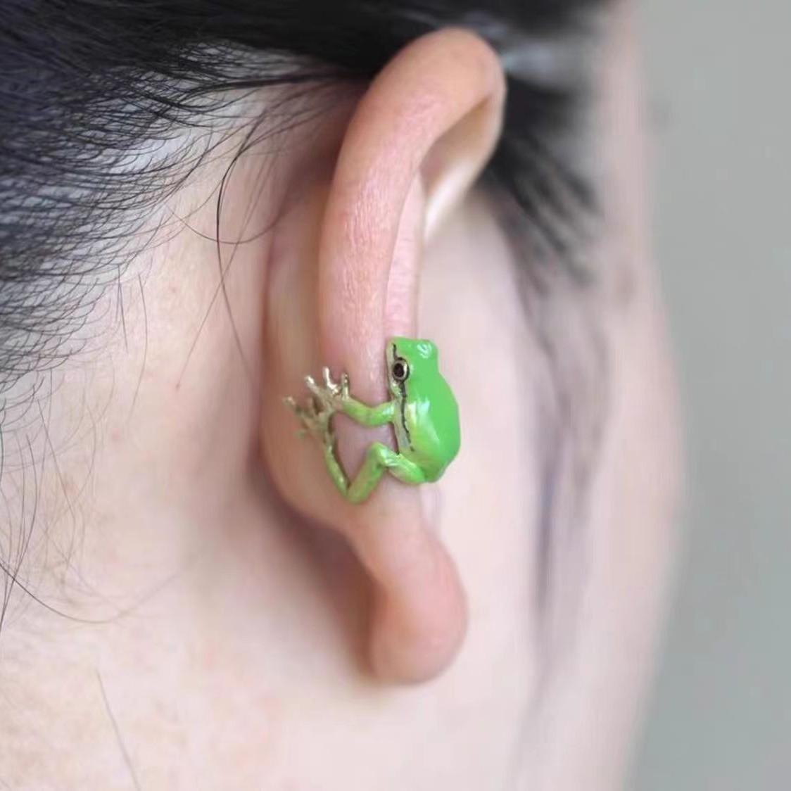 New frog earrings in European and American style for women, cross-border, cute and unique animal ear studs, retro earless ear clips wholesale details Picture